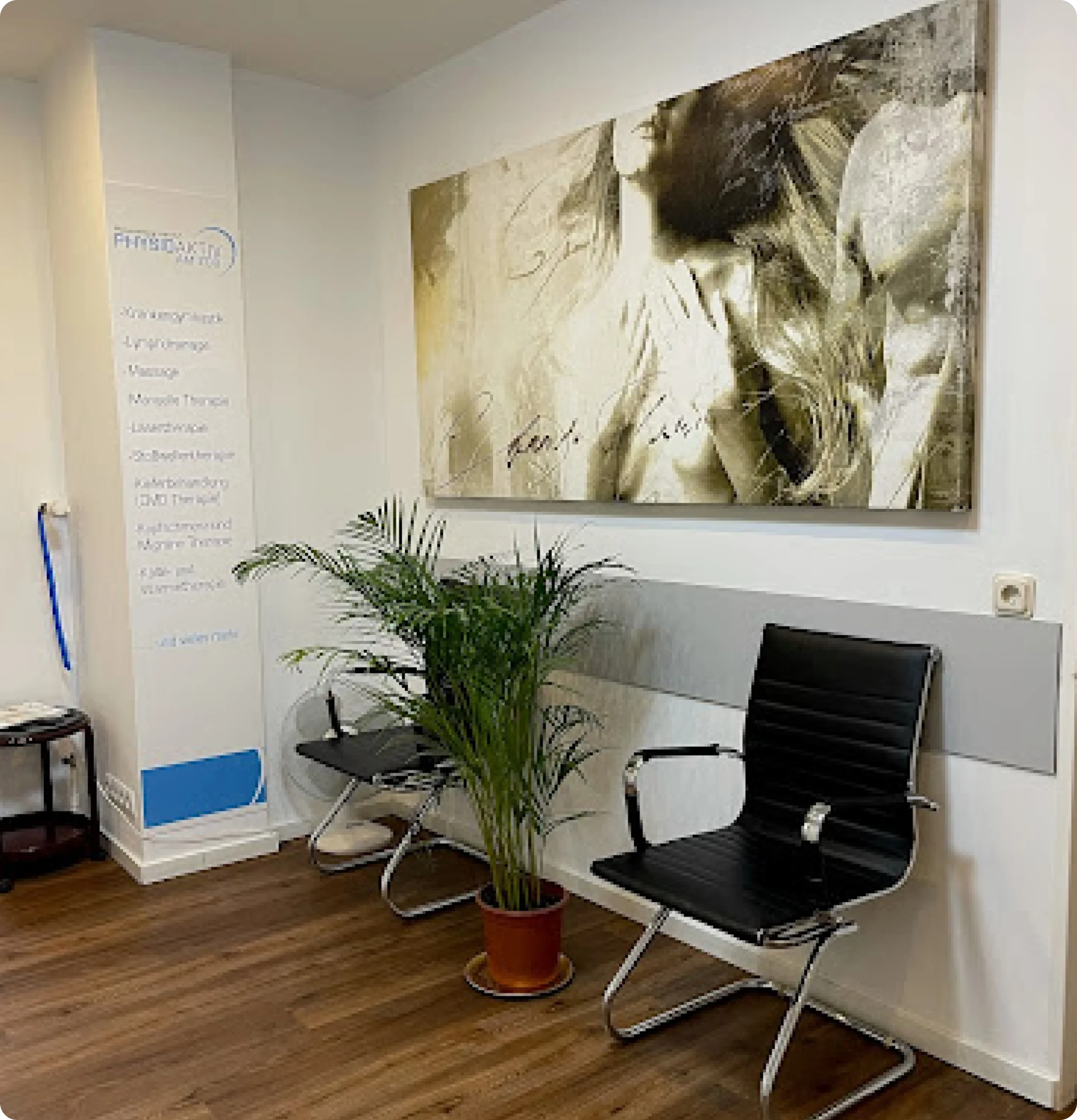Wartezimmer mit Wandbild und Stuhl